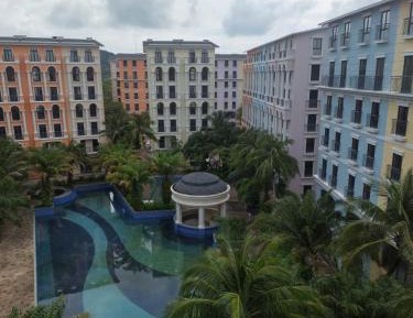One-Bedroom Apartment with Pool View