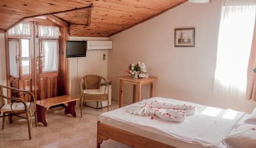 Family Room (2 Adults + 1 Child)