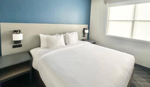 Standard King Room - Non-Smoking 