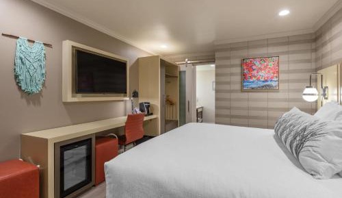 Standard Room, 1 King Bed, Accessible Tub, Non Smoking