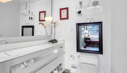 One-Bedroom Apartment with City View