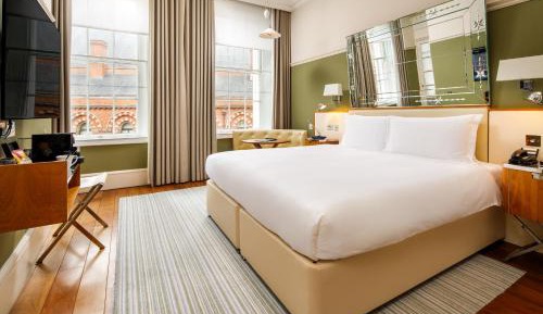 Victorian, Larger Guest room, 1 King