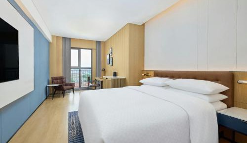 Standard King Room with City View