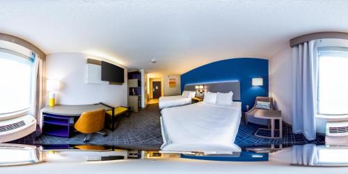 Queen Suite with Two Queen Beds and Tub - Disability Access/Non Smoking