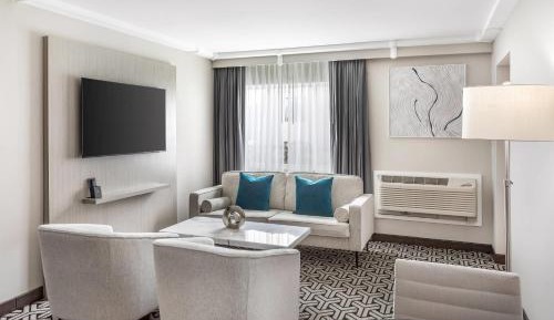 King Suite with Living Room - Non Smoking