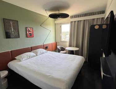 Standard Room with One Double Bed and One Single Bed