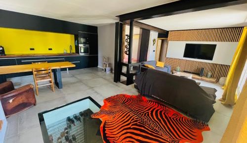 Apartment with Pool View 