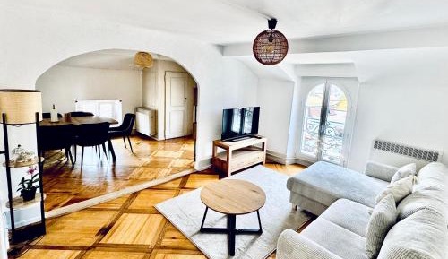 Two-Bedroom Apartment with Mountain View