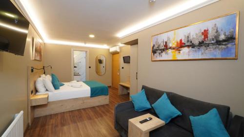 Deluxe Double Room (2 Adults + 1 Child)
