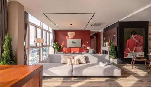 Four-Bedroom Apartment with Lake View