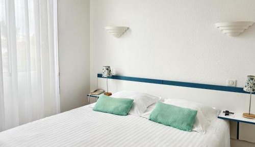 Double Room - Street Side