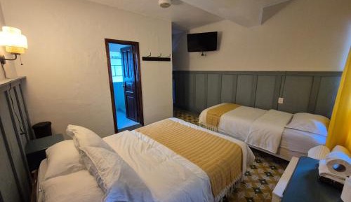 Basic Triple Room with Shared Bathroom