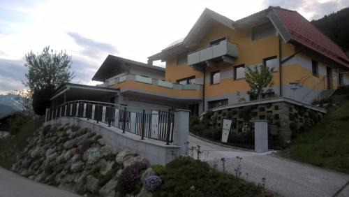 Apartment with Mountain View