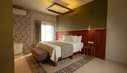 Deluxe Suite with Spa Bath