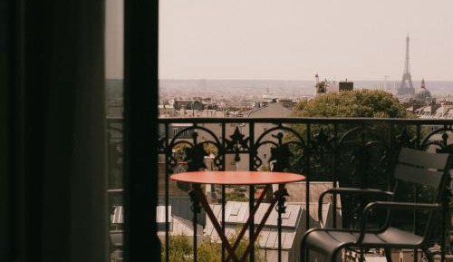 Privilege Room – Eiffel Tower View & Balcony