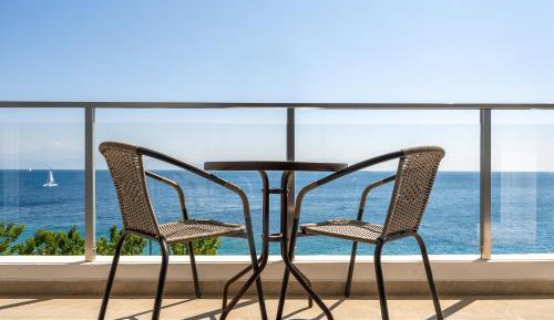 One-Bedroom Apartment with Balcony and Sea View