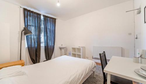 Large Double Room with Shared Bathroom