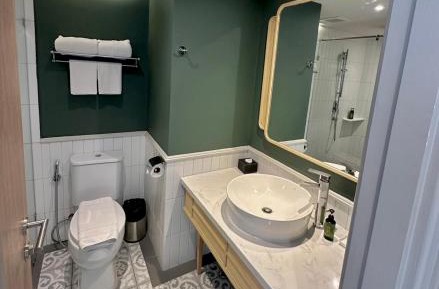 Family Room River View King Bed