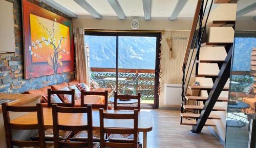 Apartment with Mountain View