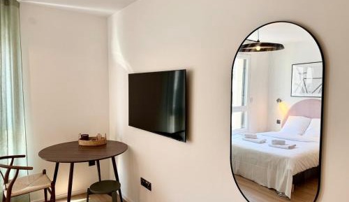 Deluxe One-Bedroom Apartment