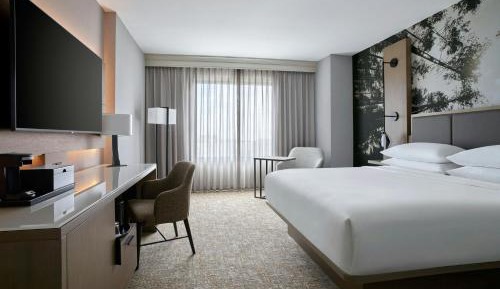 King Room with Adapted Tub - Mobility Accessible