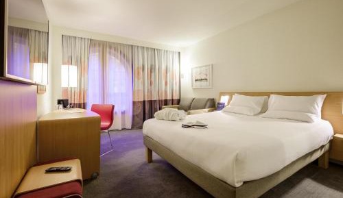 Executive Room with 1 Queen Bed and Sofa