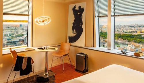 Executive Corner King Room with Panoramic Eiffel Tower View