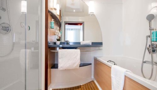Superior Suite with queen bed and a single bed 