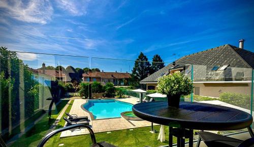 Apartment with Pool View 