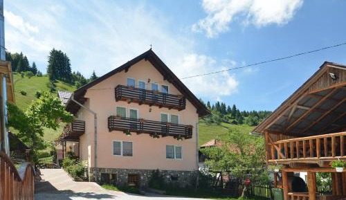 Deluxe Room (2 Adults + 1 Child)