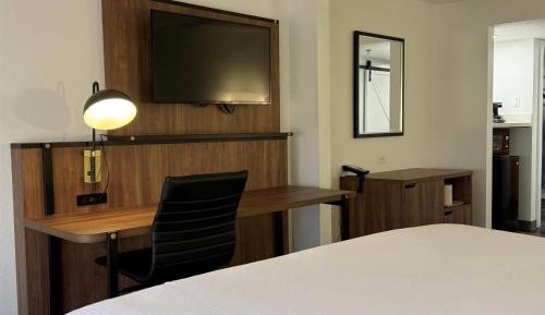 Deluxe King Room - Non-Smoking