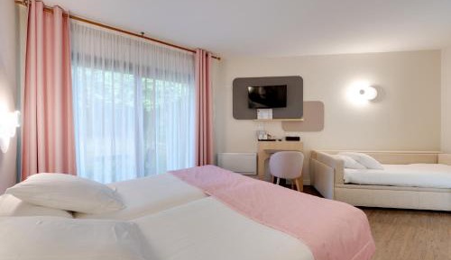 Family Queen Room with Sofa Bed and Roll-In Shower - Terrace/Mobility Accessible
