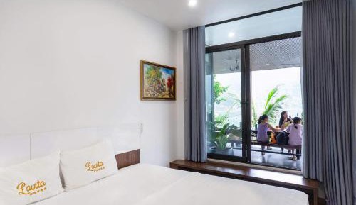 One-Bedroom Apartment with Lake View