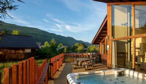 Golden Oak Lochside Cabin (pet-friendly)