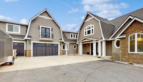 Six Bedroom Holiday Home