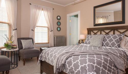 Superior Queen Room (The Longfellow)