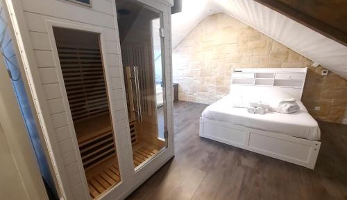 Studio with Spa Bath
