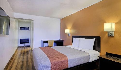 Deluxe King Room - Non-Smoking