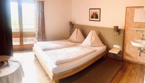 Double Room with Balcony and Shared Bathroom