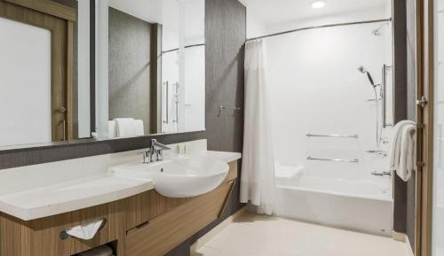 Studio Queen Suite with Two Queen Beds and Adapted Tub – Mobility Accessible