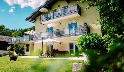 Apartment with Mountain View