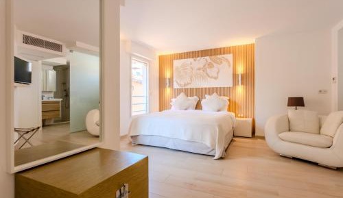 Deluxe Suite with Balcony