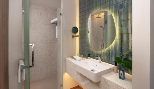 Deluxe Pool View King