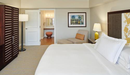 One-Bedroom King Suite with Sofa Bed and Mountain View - Kalia Tower