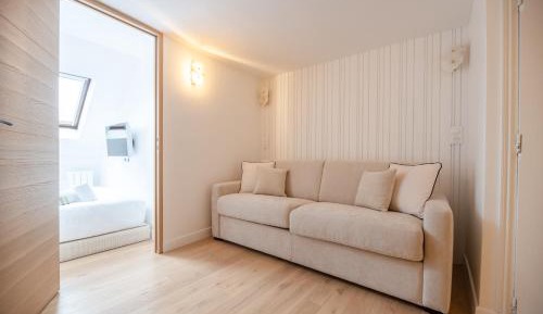 Deluxe One-Bedroom Apartment