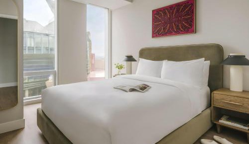 One-Bedroom Apartment with Queen Bed and Balcony