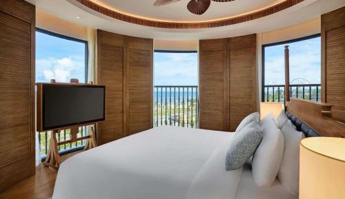Admiral Suite with Balcony and Ocean Front  View - Club Lounge Complimentary 