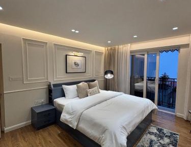 Three-Bedroom Apartment with Mountain View