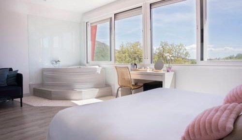Queen Suite with Spa Bath