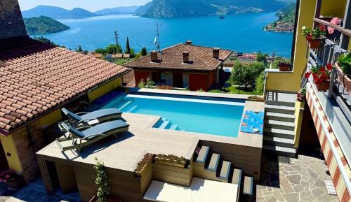 Deluxe One-Bedroom Apartment